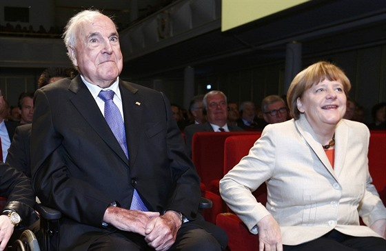 Bývalý kanclé Helmut Kohl a jeho aka - souasná kancléka Angela Merkelová (23.4.2015)