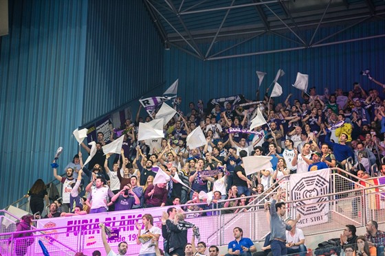 Fanouci Realu Madrid slaví výhru svých basketbalist ve finále Copa del Rey...