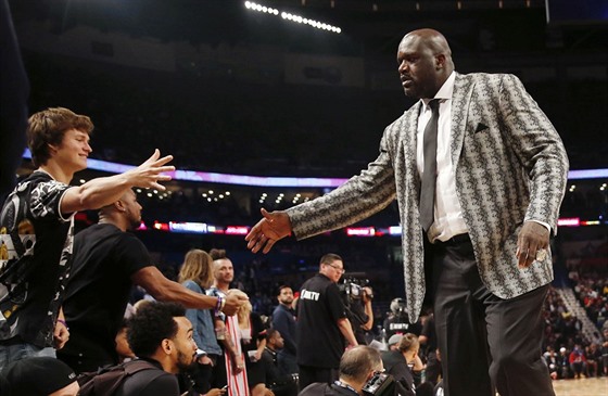 Shaquille O'Neal se ped Utkáním hvzd NBA zdraví s hercem Anselem Elgortem.