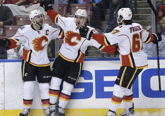 Michael Frolk (vpravo) oslavuje se spoluhri trefu Calgary.