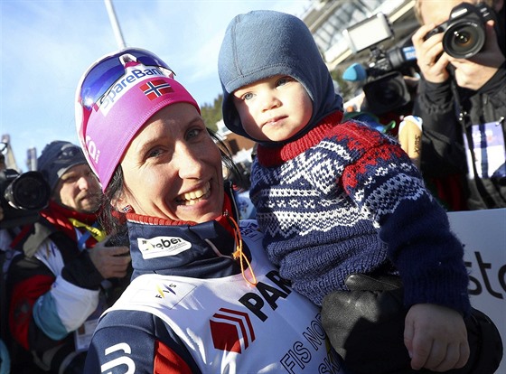 Marit Björgenová se raduje z titulu mistryn svta ve skiatlonu se synkem...