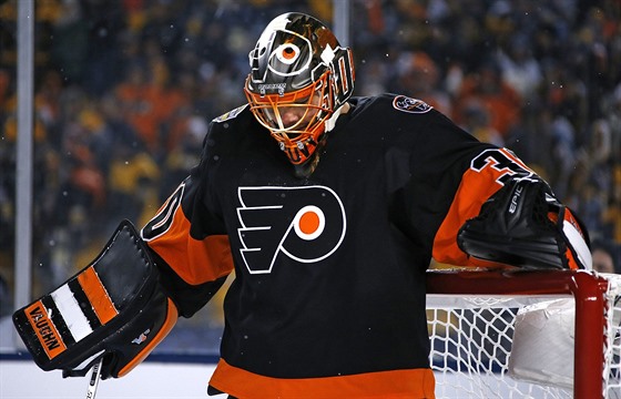 Michal Neuvirth v brance Philadelphie bhem zápasu s Pittsburghem.