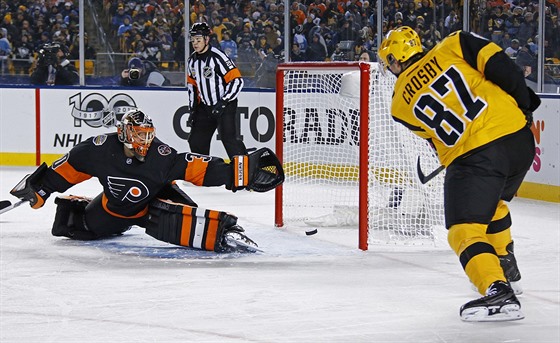 Sidney Crosby z Pittsburghu skóruje do branky Michala Neuvirtha z Philadelphie.