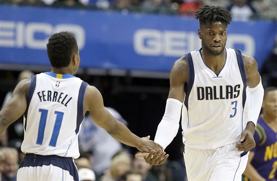 Yogi Ferrell (vlevo) blahop�eje dallaskému spoluhrá�i Nerlensi Noelovi ke ko�i.