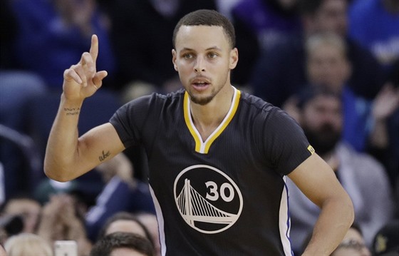 Stephen Curry z Golden State slaví úspnou stelu.