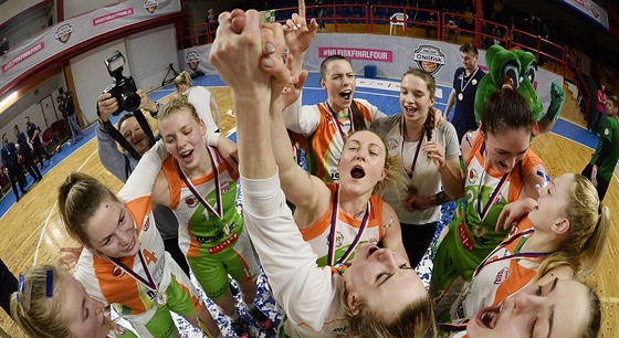 Basketbalistky Handicapu Brno se radují z vítzství v eském poháru.