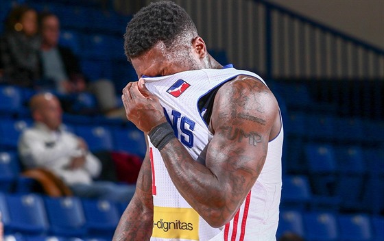 Nate Robinson si utírá obliej do dresu Delaware 87ers.