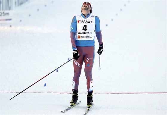 ÚSMVY V CÍLI. Ruský bec na lyích Sergej Usugov slaví zlatou medaili ve...