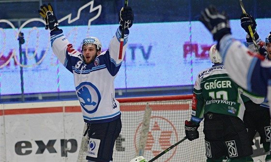 Útoník kody Martin Procházka slaví svou druhou trefu v síti karlovarského gólmana Tomáe Závorky v hokejovém derby v Plzni. 