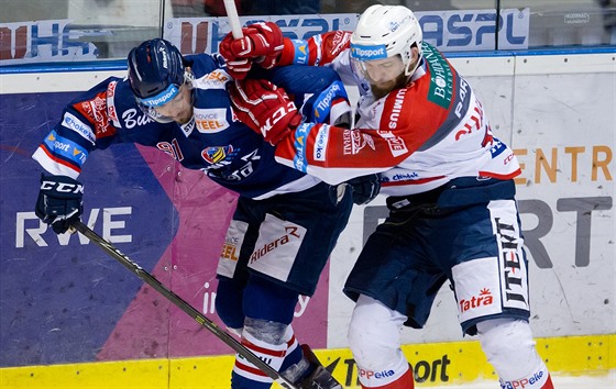 Momentka z duelu hokejist Pardubic a Vítkovic (modrá)