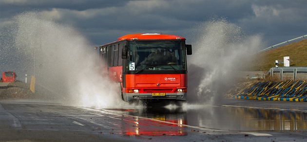 VIDEO: Řidiči autobusů museli zvládnout smyky na okruhu kropeném vodou