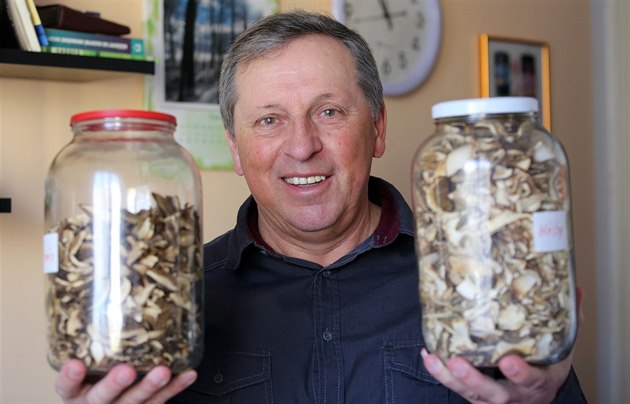 Chebský mykolog Jií Pomura získal ocenní msta za svou práci v osvt a...