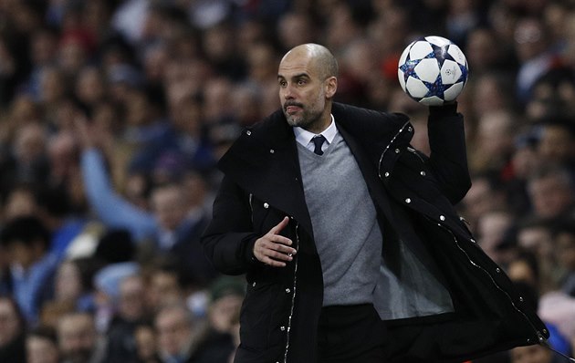 Kou� Manchesteru City Pep Guardiola b�hem utkání osmifinále Ligy mistr� proti...