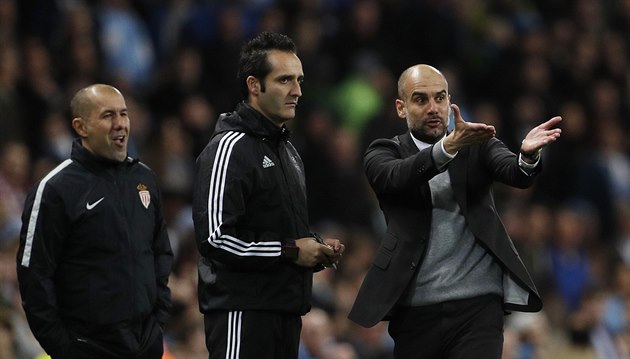 COPAK TO NEVID͊? Pep Guardiola mohutn� gestikuluje u �tvrt�ho rozhod��ho.