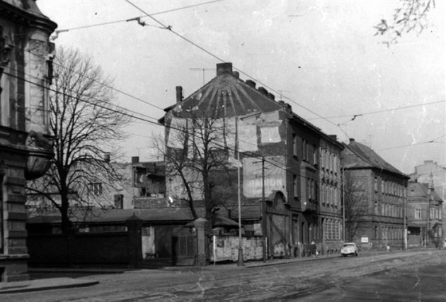 Budova bývalé firmy Hanke, posléze lágru, v 60. letech minulého století. Nmci...