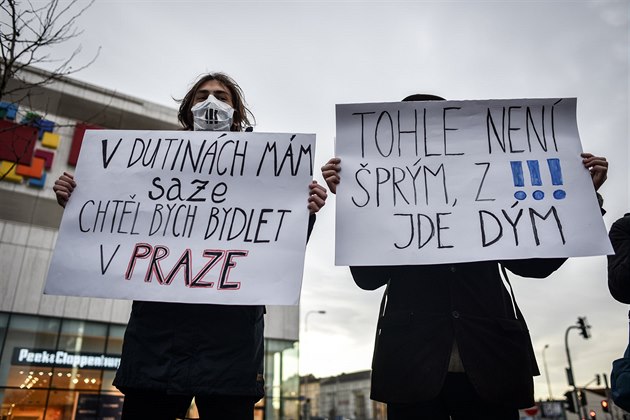 Dv z hesel úastník protestního pochodu v Ostrav. (23. února 2017)