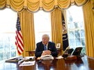 Americký prezident Donald Trump v Oválné pracovn v Bílém dom. (23.2. 2017)