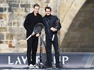 Roger Federer (vpravo) a Tomá Berdych pi projíce na Vltav. (2017)