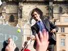 LEGENDA V PRAZE. Roger Federer posílá tenisák mez fanouky na Staromstském...