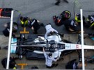 Valtteri Bottas ze stáje Mercedes v péi mechanik.