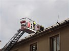 V Kolín hasii zajistili vtrem pokozenou stechu proti uvolnní (24.2.2017).