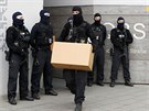 Policisté prohledávají budovy v berlínské tvrti Märkisches Viertel (28.2.2017).