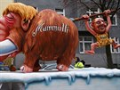 Kancléka Angela Merkelová byla na karnevalu ztvárnná jako mamut s nápisem...