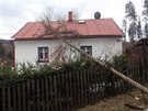 V Bruntále spadl strom na plot a stechu domu (24. února 2017)