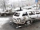 Po pondlních nepokojích zstalo nkolik ohoelých vrak aut (21. února 2017)