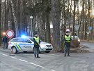 Ob silnice podle areálu strojíren u Poliky byly kvli riziku dalích výbuch...