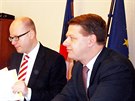 Premiér Bohuslav Sobotka a státní tajemník pro evropské záležitosti Tomáš Prouza