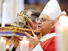Kardinál Miloslav Vlk s ostatky svatého Václava v praské katedrále sv. Víta....