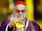 Kardinál Miloslav Vlk pi mi za zemelé. (2. listopadu 2003)