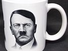 Hrnek a triko s portrtem nacistickho vdce Adolfa Hitlera v nabdce e-shopu...