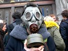 Lidé ped praským magistrátem protestují proti smogu (23.2.2017).