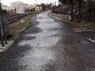 Bahnitá cesta ve Veleslavíně - stav v únoru 2017. Po roce a čtvrt žádná změna.