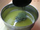 V této fázi lze do mýdla pidat pírodní práková barviva i bylinky.