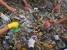 Každý den se v celé Indonésii dostane do oceánu skoro deset tun odpadků.