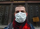 Lidé ped praským magistrátem protestují proti smogu (23.2.2017).