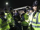 Policisté zatýkají jednoho z fanouk Suttonu po zápasu s Arsenalem.