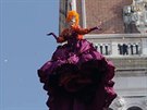 Benátský karneval má létajícího andla a tradiní masky
