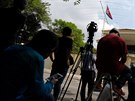 Ped severokorejskou ambasádou v Kuala Lumpuru se shromádili novinái (23....