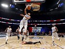 Janis Adetokunbo z týmu Východu smeuje v Utkání hvzd NBA. Stephen Curry ze...
