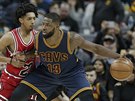 Tristan Thompson (vpravo) z Clevelandu se tlaí do Camerona Paynea z Chicaga.