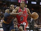 Rajon Rondo (vpravo) z Chicaga útoí na ko Clevelandu, brzdí ho Kay Felder.