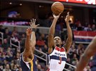 Bradley Beal z Washingtonu stílí na ko Utahu pes Rodneyho Hooda.