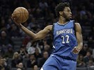 Andrew Wiggins z Minnesoty v utkání se Sacramentem.