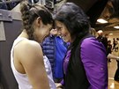 Kelsey Plumov (vlevo) z Washingtonu je historicky nejlep stelkyn NCAA,...