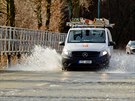 Zaplavenou silnicí u Tebechovic jeli také energetici, kteí v okolí eili...