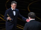 Matt Damon pedává Oscara za nejlepí pvodní scéná Kennethu Lonerganovi....